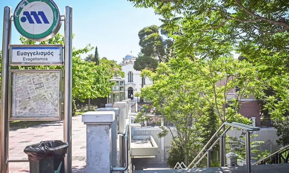 Σοκαριστική ληστεία στο κέντρο των Αθηνών - Κλωτσιές και μπουνιές